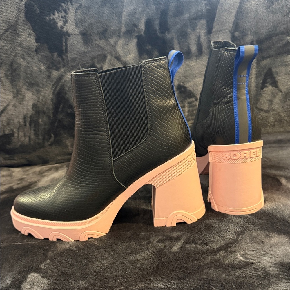 Sorel Black Leather Chelsea Platform Boot with Pink Sole and Blue Pull Tab